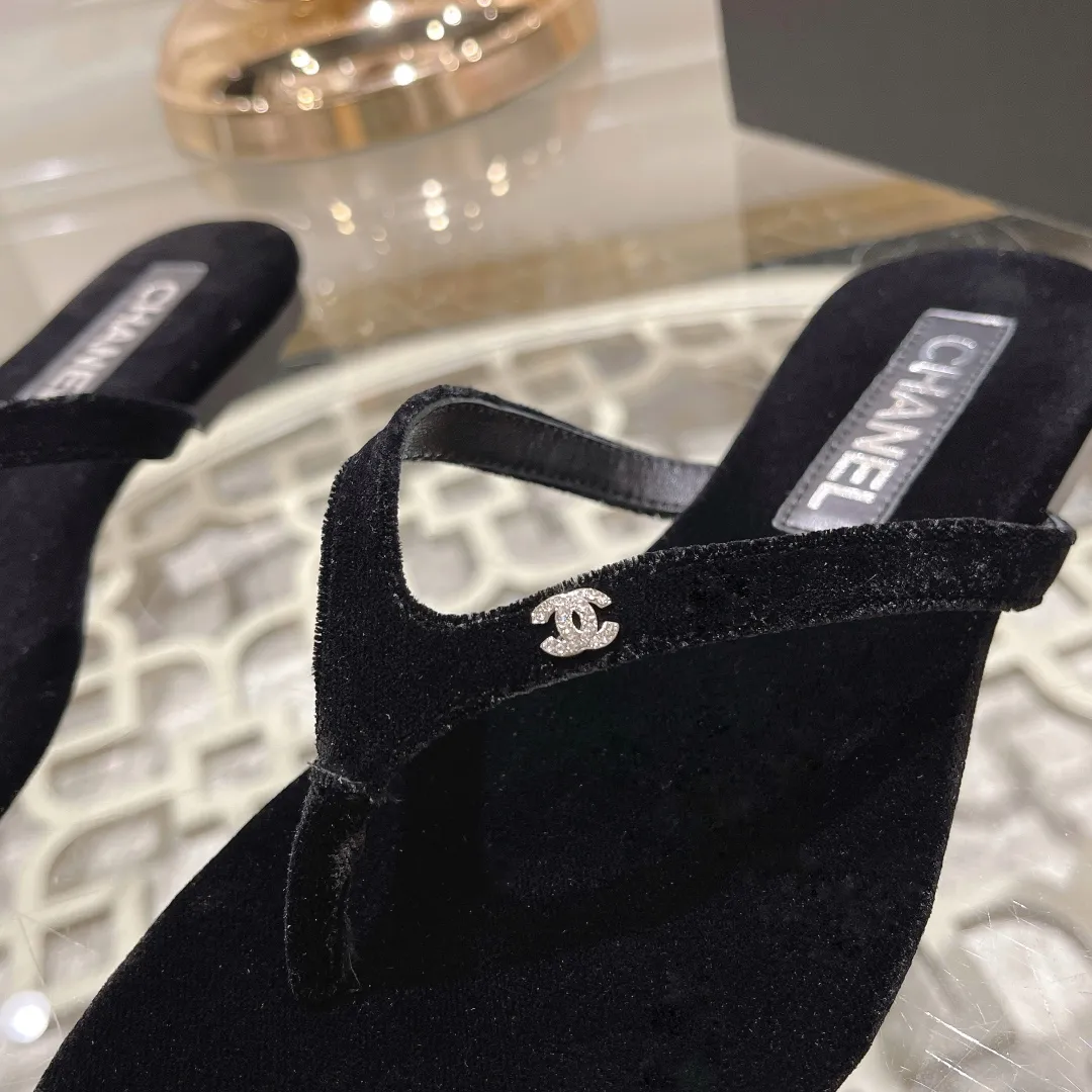 👟👟Ex-factory price 400👟👟 Chanel Xiaoxiang black herringbone flip-flops, simple, high-end and elegant ~ full of fragrance ~ very light on the foot ~ soft and comfortable, not stiff ~ no foot grinding ~ great foot feel ~ daily travel in summer ~ home vacation ~ easy to hod in various occasions ~ of course it must be beautiful in summer... ⇢✈ Upper: original 1:1 exclusive customized space cloth/sheepskin ⇢✈Outsole: original 1:1 exclusive molded genuine leather sole imported from Italy ⇢✈𝐒𝐈𝐙𝐄: 35-41 ⚠️Difference in market currency ~ high-end quality is definitely different‼ ️